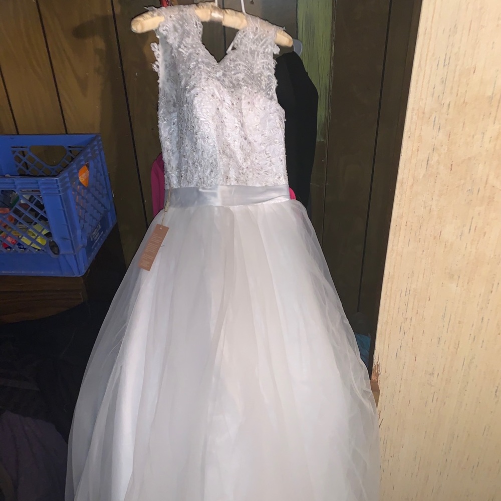BRAND NEW WEDDING DRESS WITH BAG AND TAGS SIZE 6